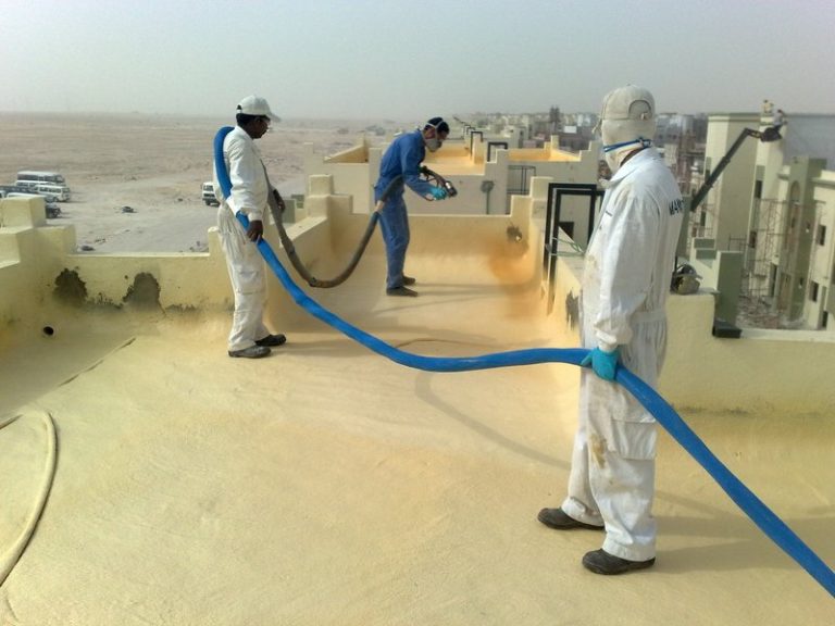 شركة عزل فوم بالرياض - فريق صخرة الوادي أثناء رش الفوم بولي يوريثان